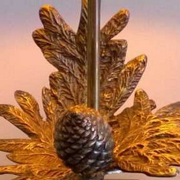 Bronzeskulptur-Leuchte mit Blatt und Zapfen Strichlackschirm